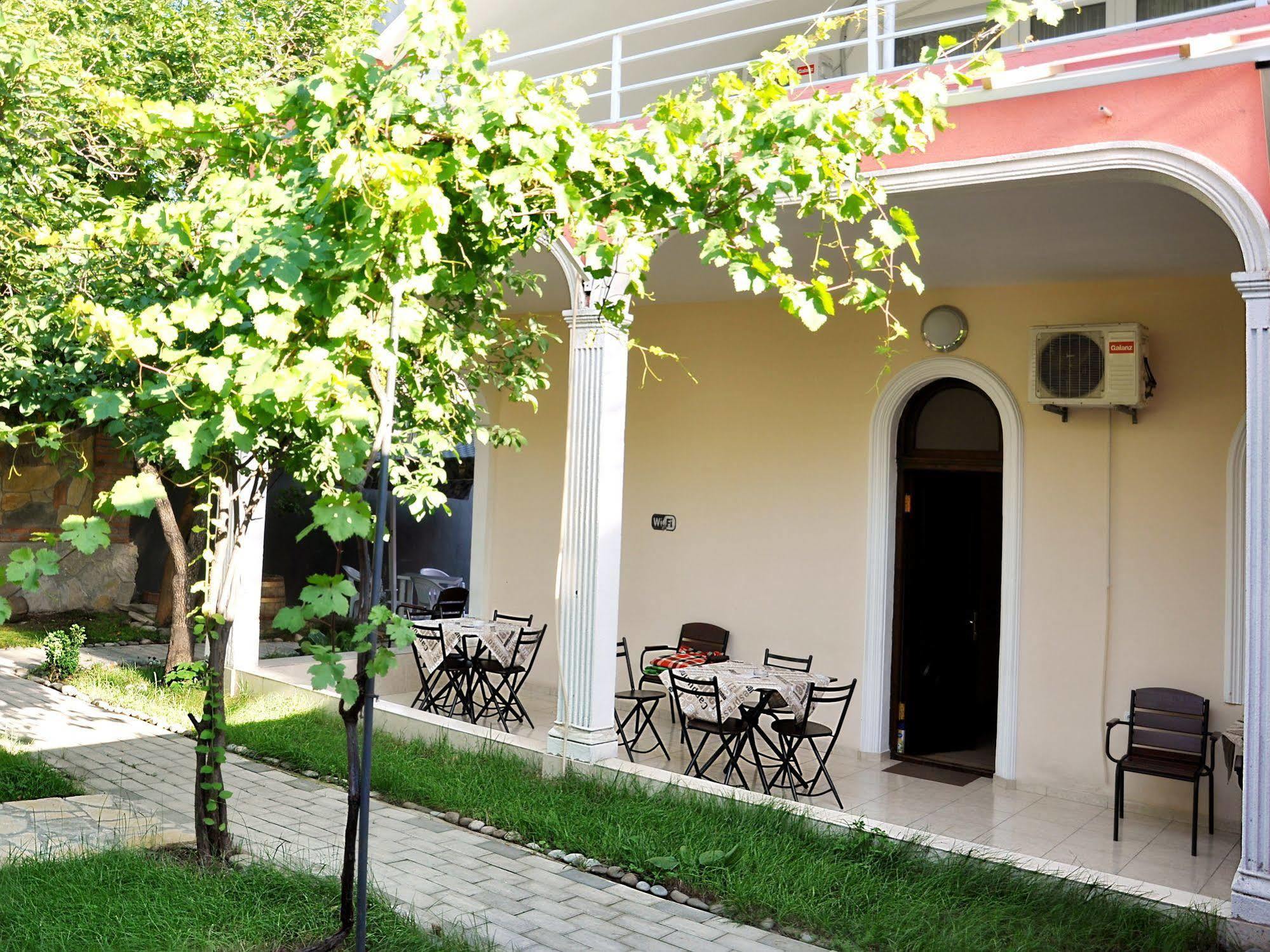 Hotel Tbilisi Garden Buitenkant foto