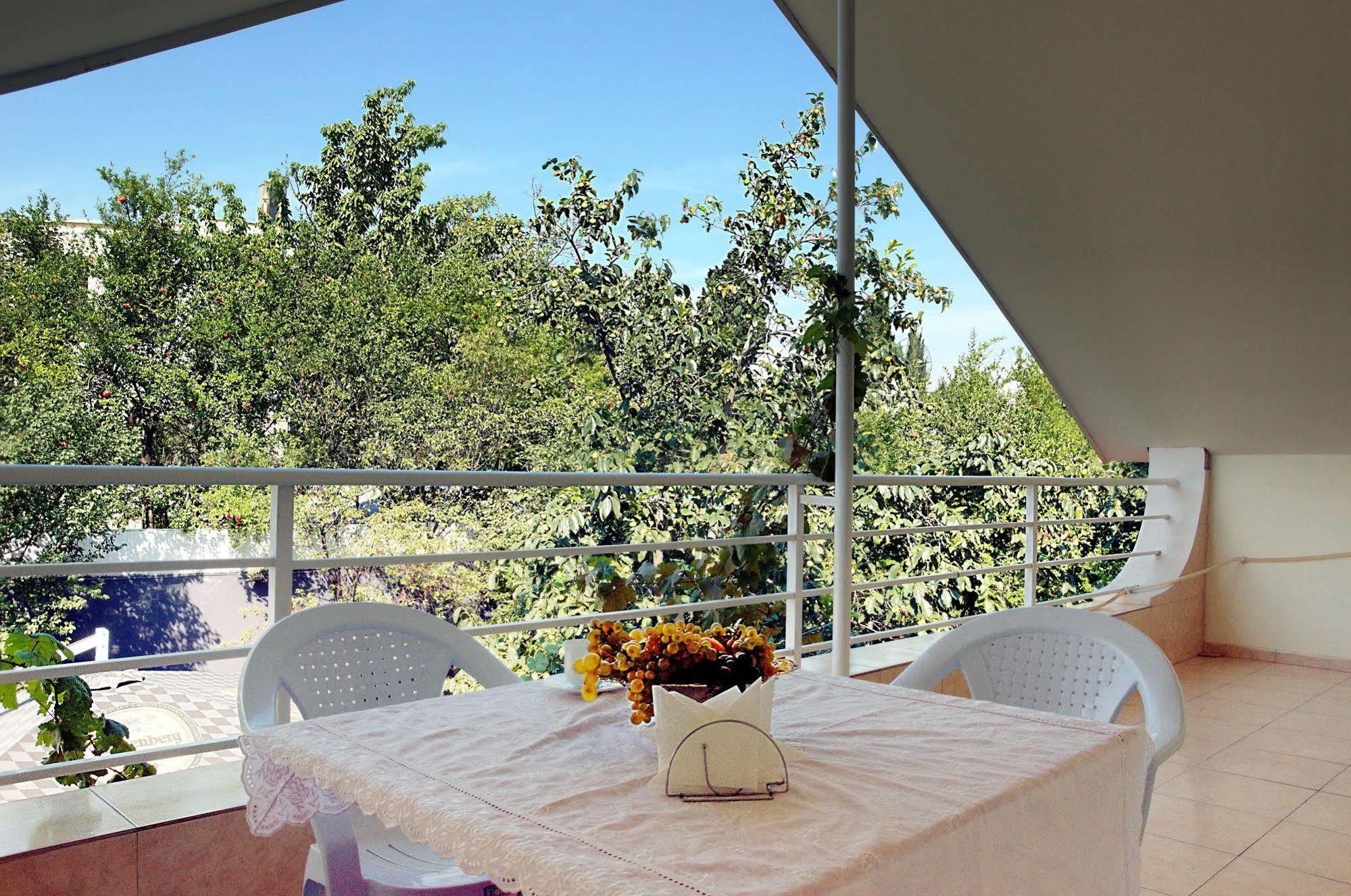 Hotel Tbilisi Garden Buitenkant foto